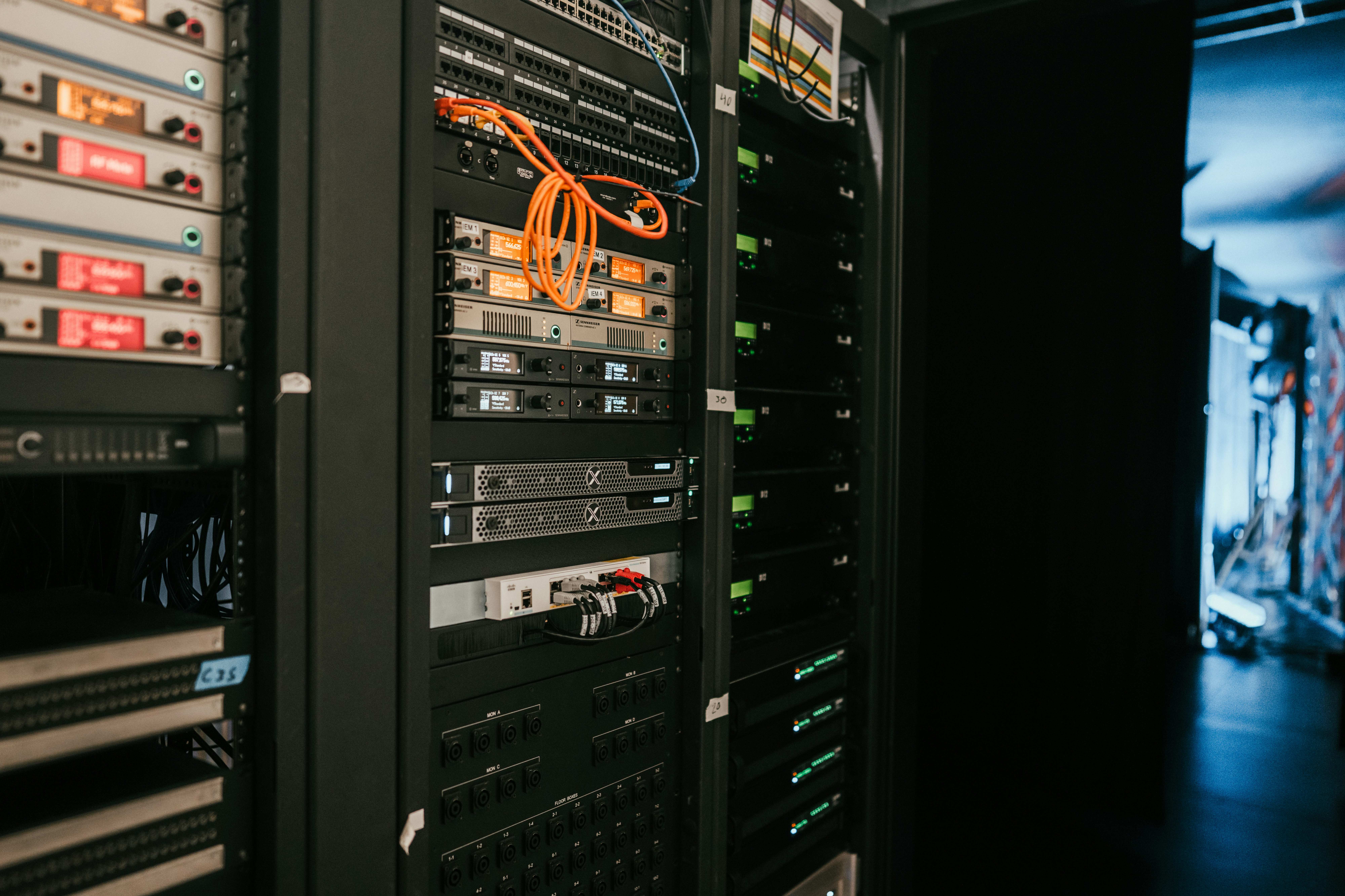 Centro de datos profesional con racks de servidores, cables de fibra óptica y equipos de red de iKlusterTech